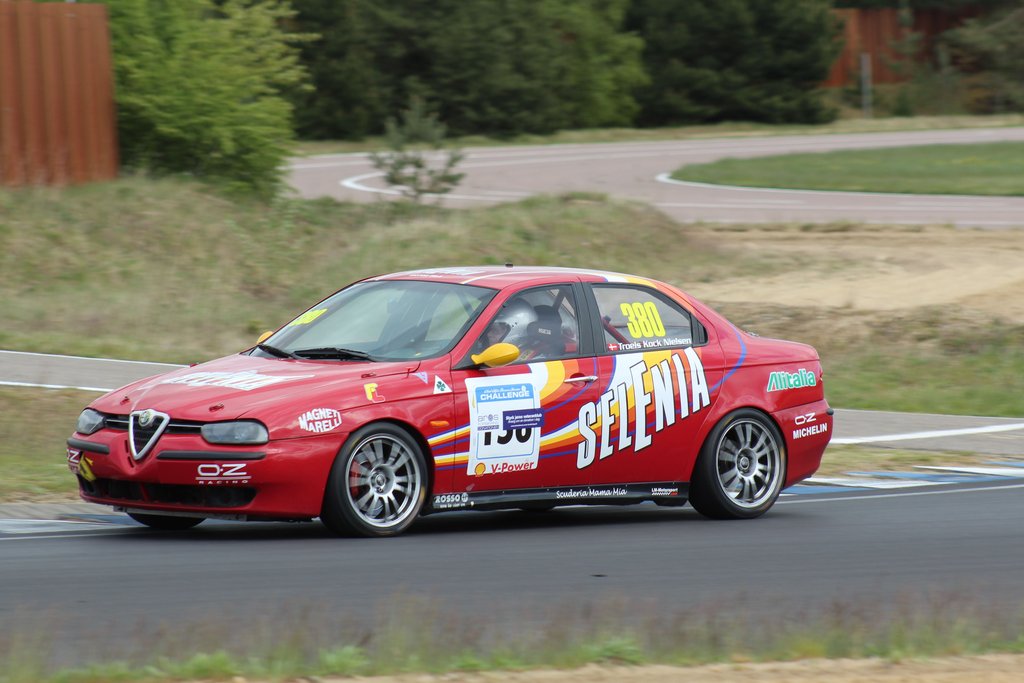 Det er ikke så tit at Troels Kock Nielsen kommer med den flotte Alfa Romeo 156 i Division 3 – men måske han burde gøre det noget oftere, da han har farten til at være med helt fremme
(Foto: JJ Media)
